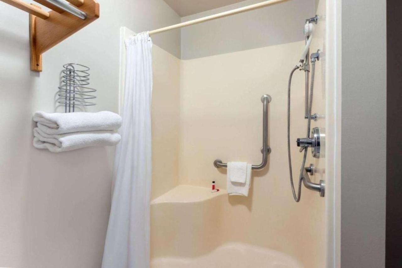 Travelodge By Wyndham Wellington מראה חיצוני תמונה